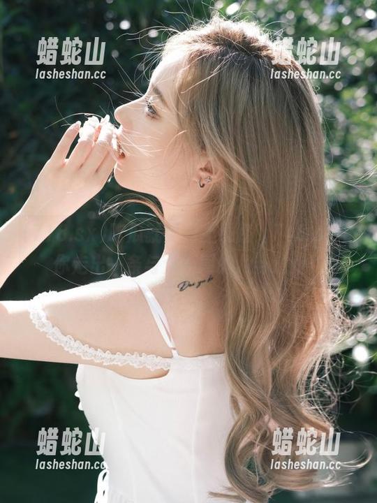 718.sx 吃瓜就要对上线路,718.sx带你走出一条与众不同的八卦道路!