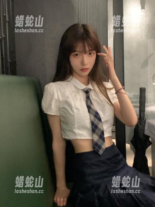 在线蹲守吃瓜网，看那些“黑料吃瓜网站”的热度，一边吃瓜一边心里直翻白眼。